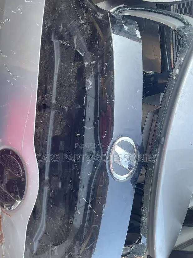 Toyota Voxy 2010 Bonnet · Photo 1