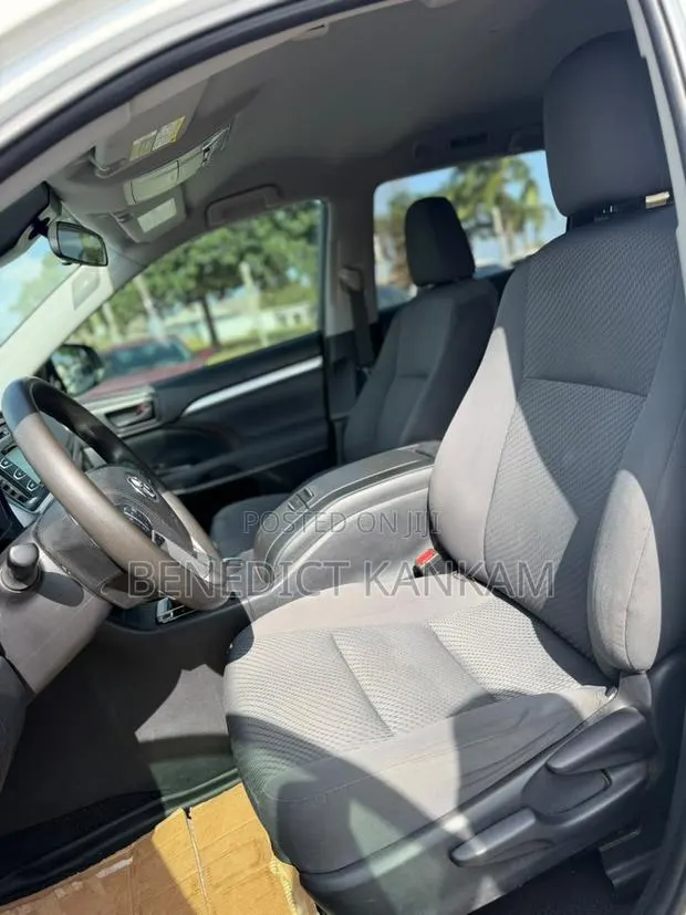 Toyota Highlander LE 2019 White · Photo 1