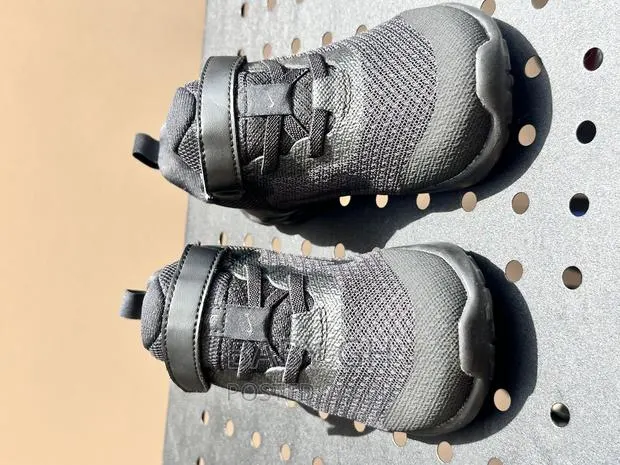 Black Nike Boys Sneakers · Photo 2