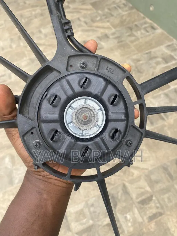 Honda Cr-v 2017 Radiator Fan Motor · Photo 1