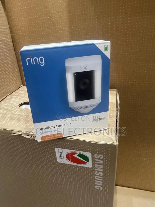 Ring Spotlight Camplus Outdoor/Indoor Wireless 1080p Battery · Photo 1