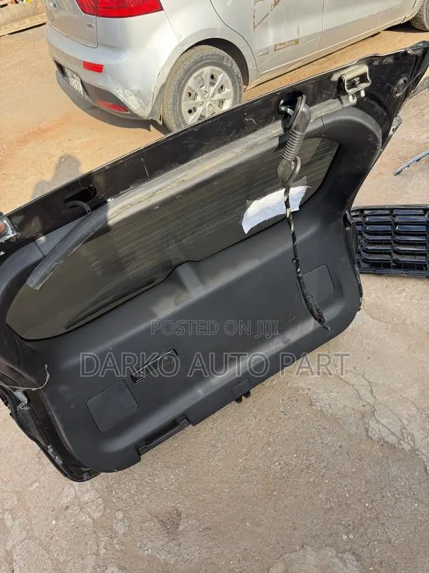 Mitsubishi Outlander 2025-2026 Tailgate Complete · Photo 1