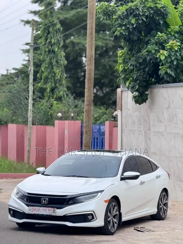 Honda Civic Touring Sedan 2019 White · Photo 1
