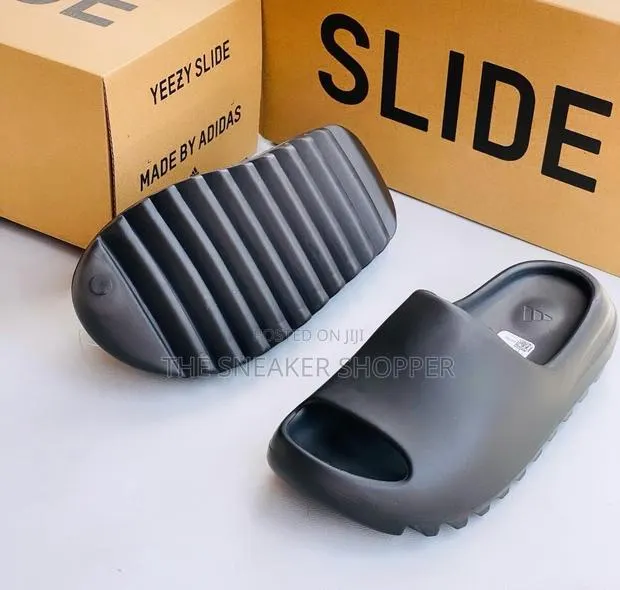 Adidas Yeezy Slides Black Color Available · Photo 1