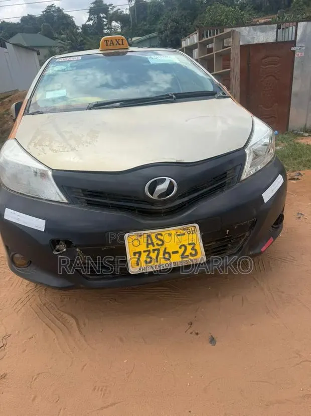 Toyota Vitz 2012 Silver · Photo 1