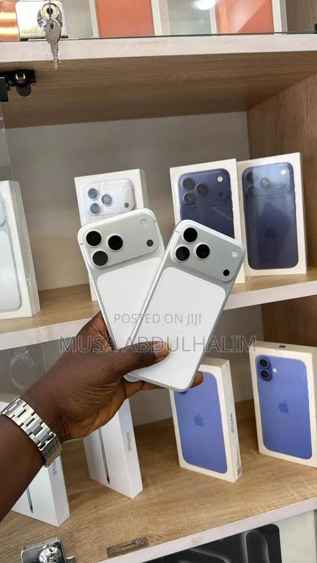 Apple iPhone 17 Pro Max 256 GB Silver · Photo 1