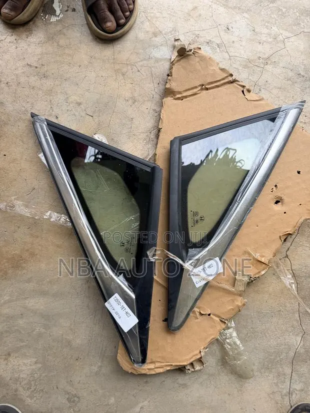 Honda Civic 2016-19 Sedan Driver Side Pair/ Rear Quarter Window Glass · Photo 1