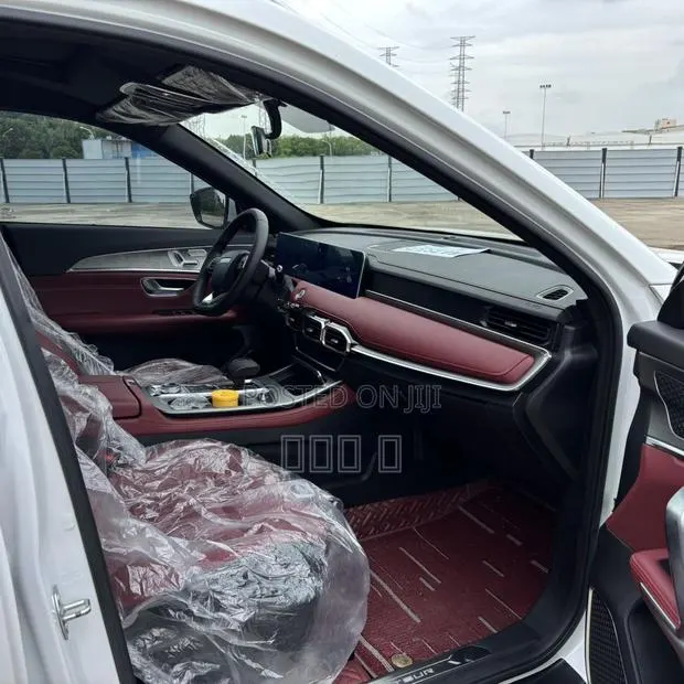Jetour X70 Plus 1.6 6-Seater FWD 2022 White · Photo 8