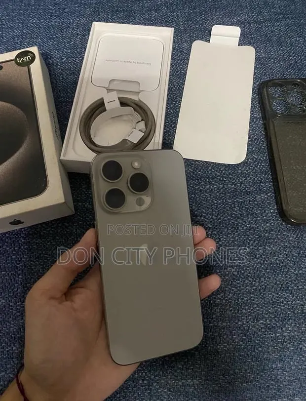 Apple iPhone 15 Pro Max 256 GB Silver · Photo 1